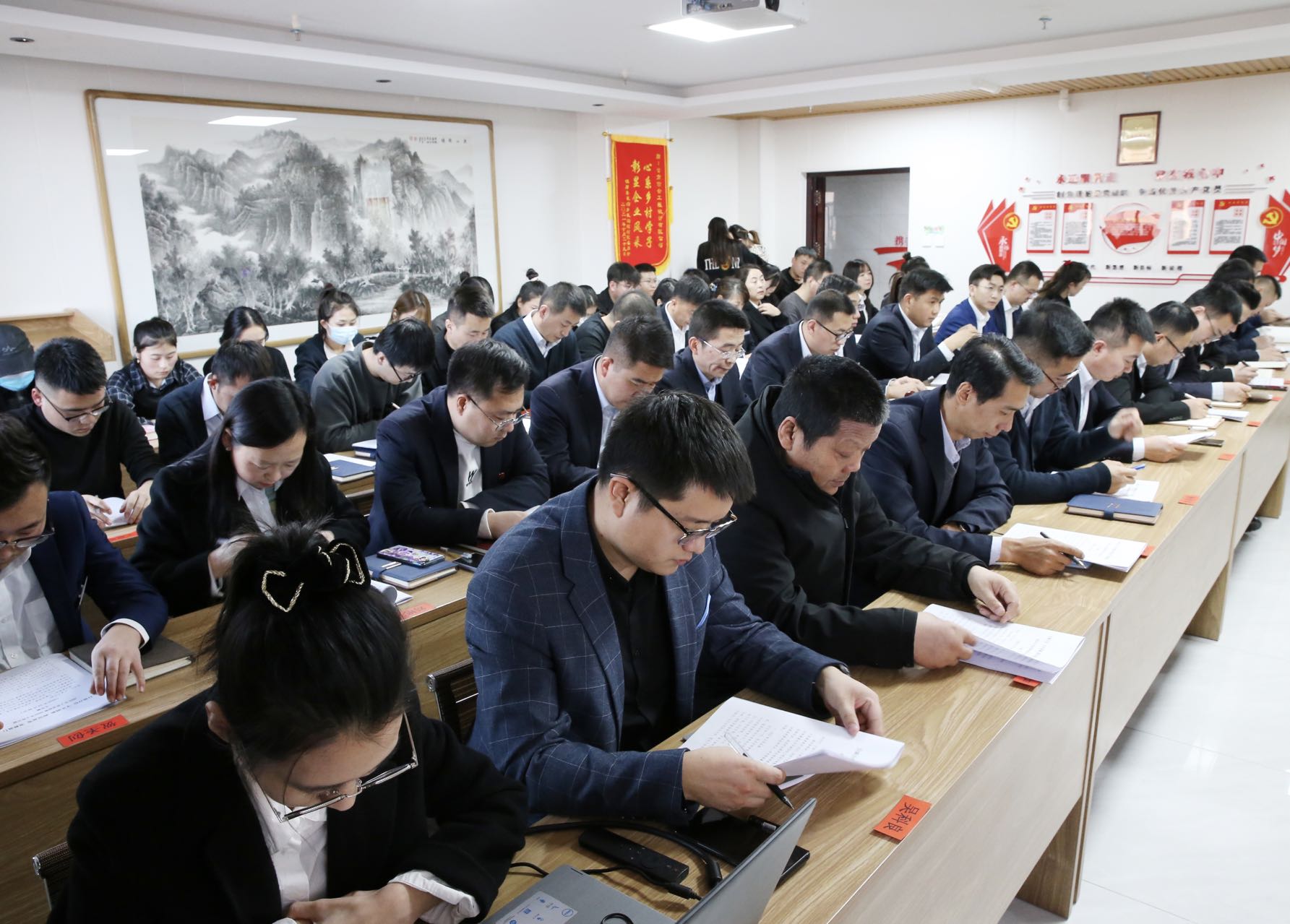 自強自信守正創(chuàng)新歷奮發(fā)勇毅前行2022年