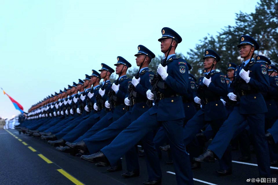 甘肅信合工程設計有限公司組織集體觀看閱兵儀式，威武之師激勵奮發之志