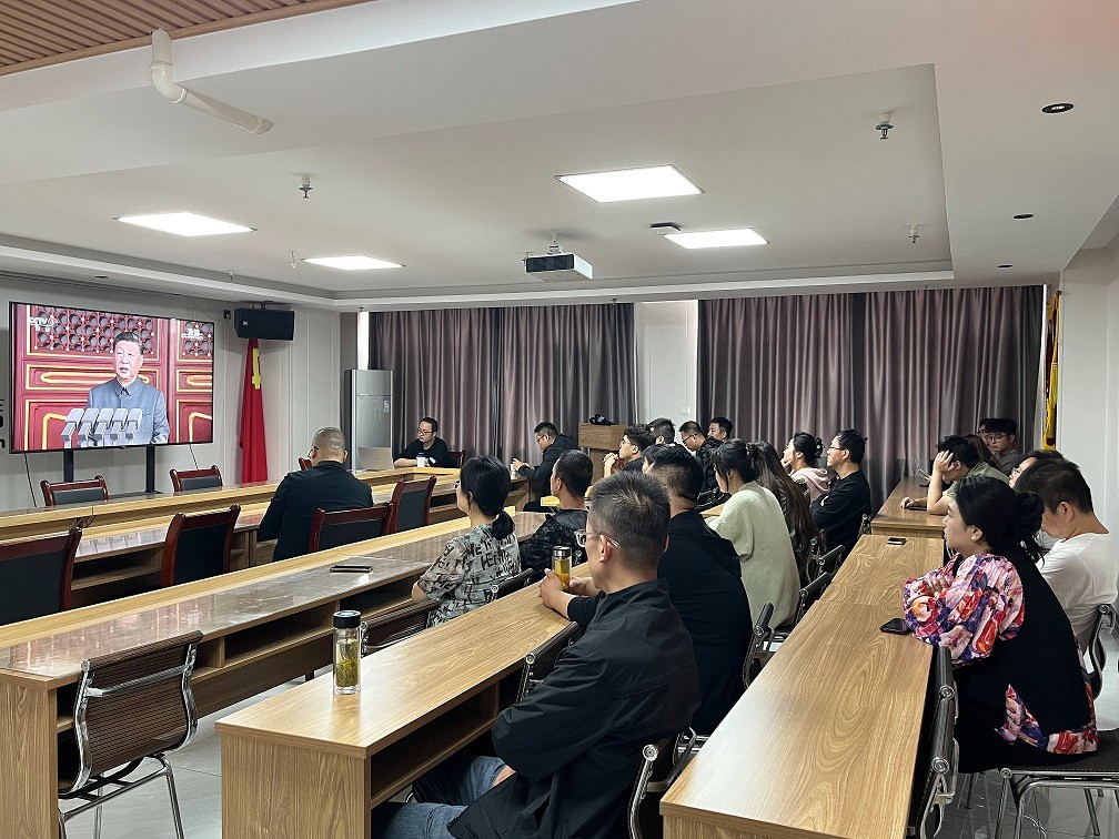 甘肅信合工程設計有限公司組織集體觀看閱兵儀式，威武之師激勵奮發之志